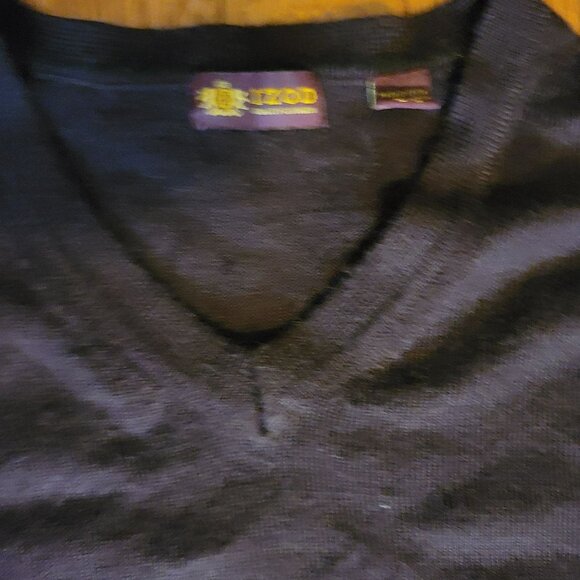 IZOD Mens V-Neck Pullover Sweater Plum Purple Long Sleeve Knit Classic Basics L - Picture 3 of 3